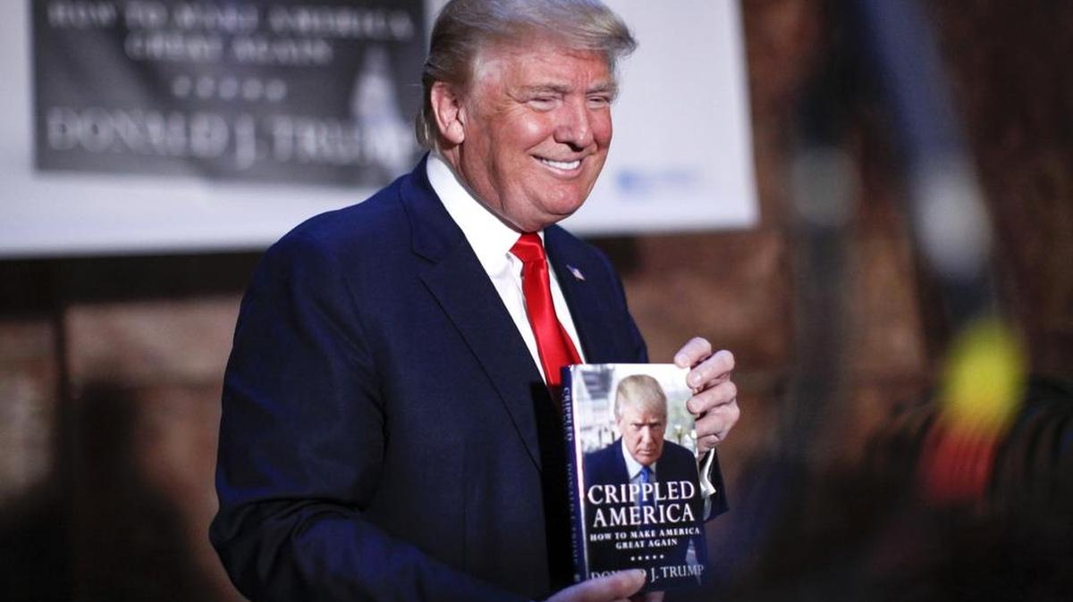 El aspirante republicano a la Casa Blanca Donald Trump durante la presentación de su libro "Crippled America (América lisiada)", en el edificio Trump de Nueva York, Estados Unidos, el 3 de noviembre del 2015.