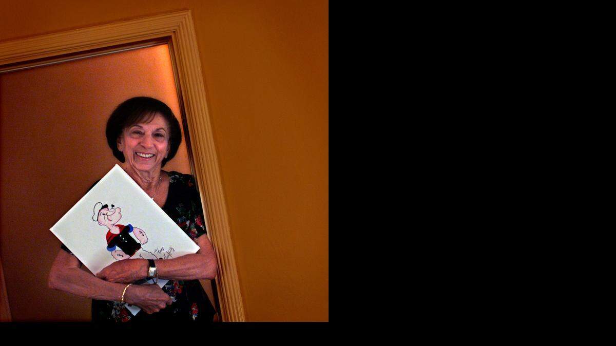 
Jean Karaty comenzó su carrera con los Estudios Fleischer como una creadora de opaquers desde 1938 a 1943. Aquí la vemos en su casa de los Roads en una foto de 2003.
