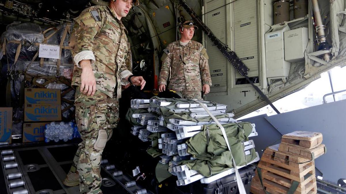 El grupo de la Guardia Nacional Aérea de Puerto Rico "Los Bucaneros", que tripulan los aviones que han servido de evacuación para ciudadanos en San Martín tras el paso del huracán Irma, salen para una nueva misión el martes 12 de septiembre de 2017, en la Base Aérea Muñiz en San Juan (Puerto Rico).