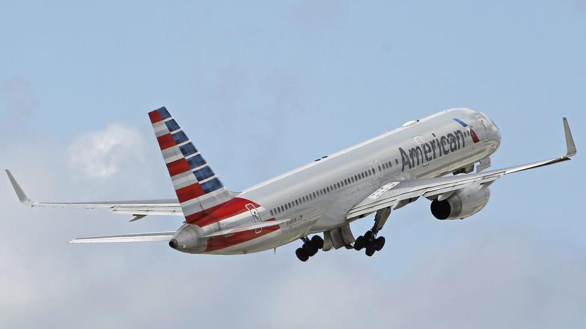 Un avión de la aerolínea American Airlines parte del aeropuerto de Miami el 3 de junio de 2016.
