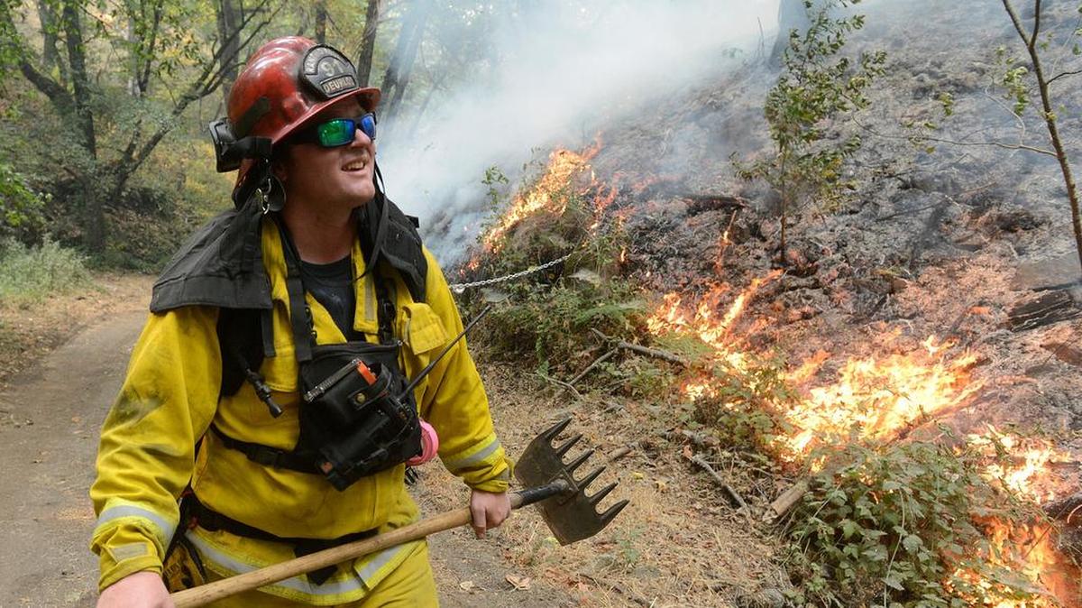 Equipos de bomberos en California lidiaban el jueves con temperaturas más altas y poca humedad cerca de la espectacular área de Big Sur donde un incendio forestal ha destruido 34 viviendas y causó la muerte a una persona.