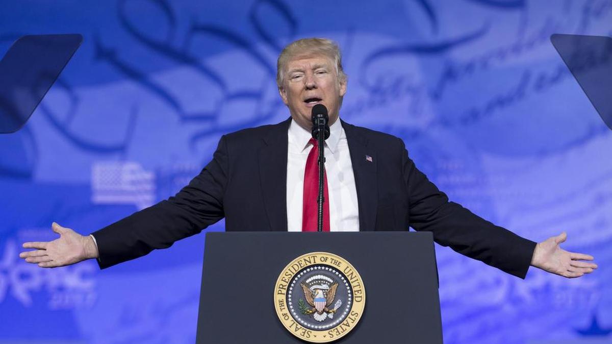 El presidente estadounidense Donald Trump durante su intervención en la Conferencia anual de Acción Política Conservadora (CPAC) que se celebra estos días a las afueras de Washington, Estados Unidos el 24 de febrero de 2017.