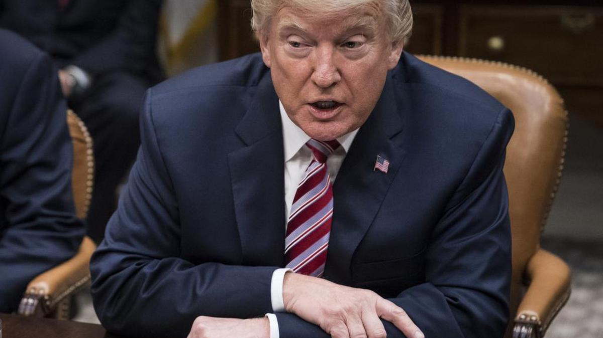 El presidente Donald Trump habla durante una reunión sobre política tributaria con líderes empresariales en la Sala Roosevelt en la Casa Blanca el martes 31 de octubre del 2017.