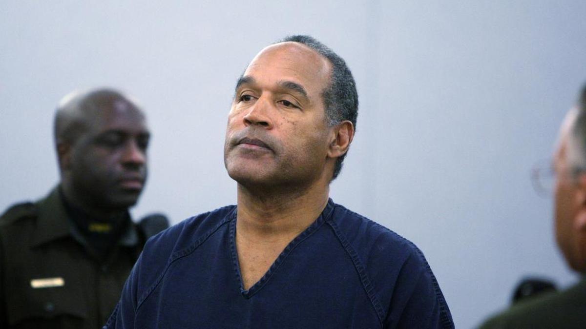 Esta foto de archivo tomada el 4 de diciembre de 2008 muestra a OJ Simpson mientras se encuentra en la sala del tribunal tras ser sentenciado en el Centro de Justicia Regional del Condado de Clark en Las Vegas, Nevada.
