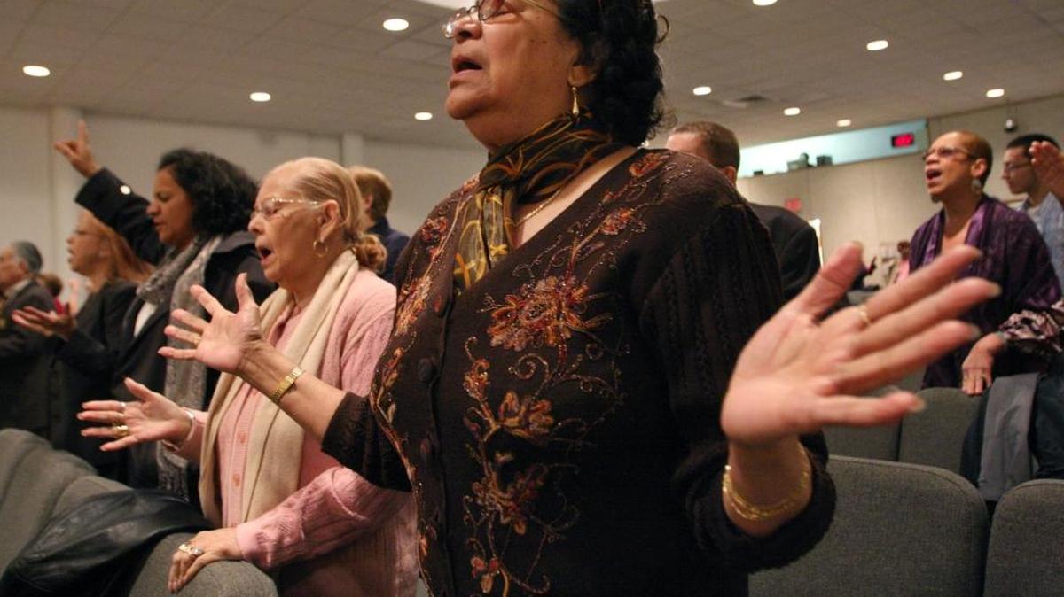 Maria Antonetty al frente, celebra las fiestas de Pascuas en la Primitive Christian Church de Nueva York. Los latinos en los Estados Unidos abandonan la iglesia Catolica en grupos alarmantes para unirse a otras denominaciones religiosas como la evangelica protestante.
