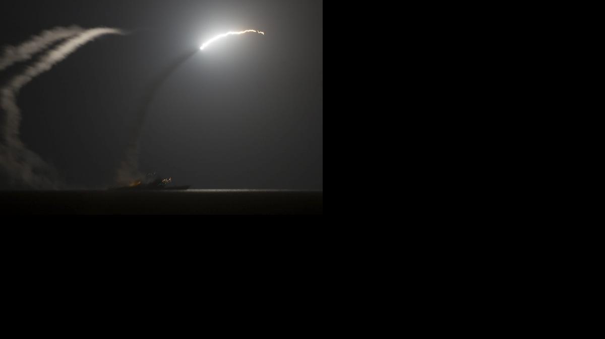 
 Fotografía facilitada por la Marina estadounidense que muestra el lanzamiento de un msil lanzado desde el USS Philippine Sea con Siria como objetivo, visto desde el portaaviones estadounidense USS George H.W. Bush (CVN 77) hacia Siria en el Golfo Pérsico ayer, lunes 22 de septiembre de 2014. Estados Unidos y "naciones aliadas" iniciaron este lunes la ofensiva de ataques aéreos contra el grupo yihadista Estado Islámico (EI) en Siria anunciada hace trece días por el presidente estadounidense, Barack Obama. El avance en los últimos meses del EI, grupo fortalecido en la guerra civil siria, y la brutalidad de sus acciones, como las decapitaciones de occidentales televisadas, han obligado a Obama a lanzar una nueva operación militar en Oriente Medio tras una década de guerras en Irak y Afganistán, heredadas de George W. Bush. EFE/Eric Garst/Us Navy/Handout 
