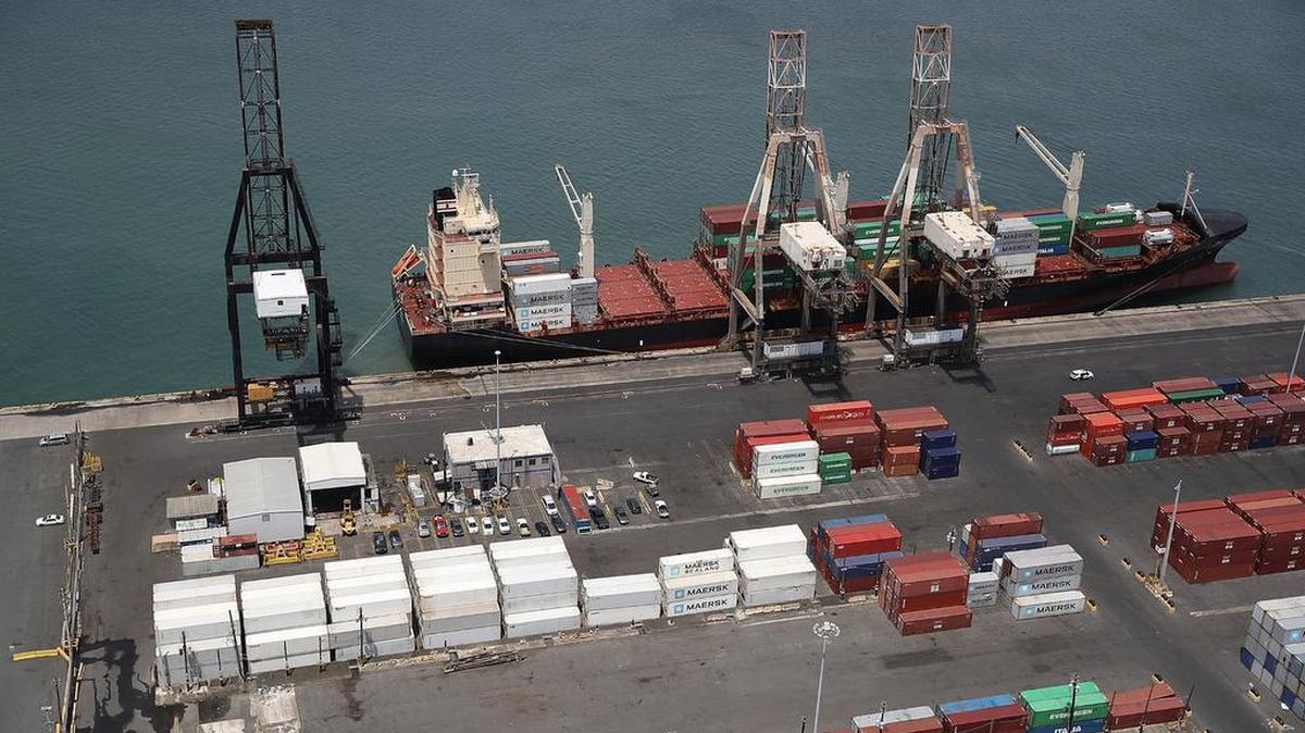 Un buque portacontenedores se encuentra atracado en el puerto de San Juan mientras la gente sufre las secuelas del huracán María el 25 de septiembre de 2017 en San Juan Puerto Rico.