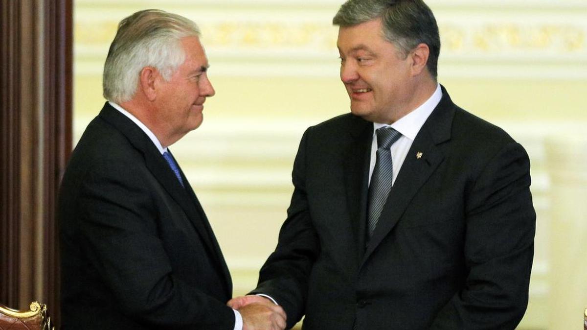 El presidente de Ucrania, Petro Poroshenko, y el secretario de Estado estadounidense Rex Tillerson se estrechan la mano durante una conferencia de prensa conjunta en Kiev el domingo 9 de julio de 2017.