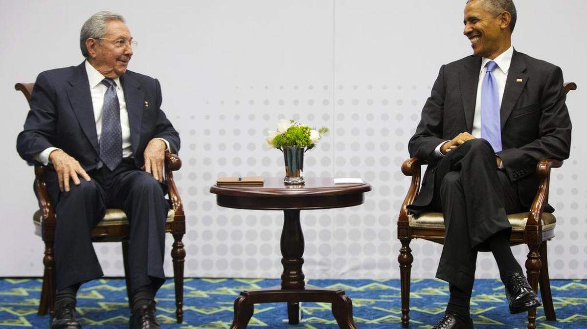 El gobernante de Cuba, Raúl Castro, y el presidente de EEUU, Barack Obama, durante una reunión en abril de 2015.