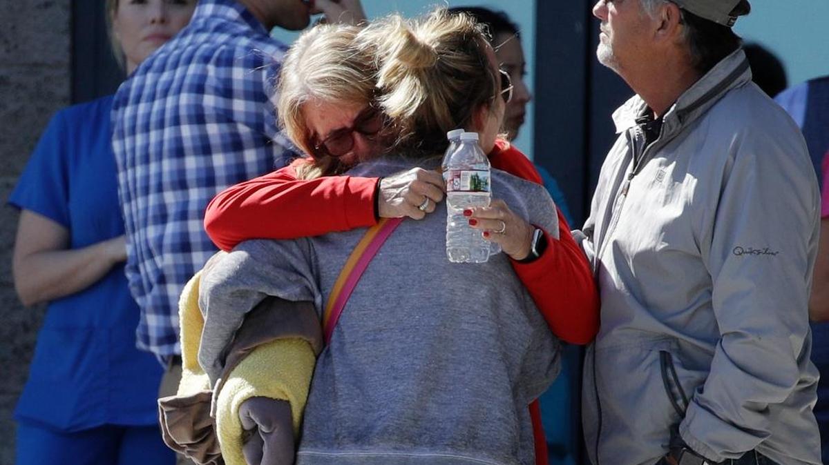 Dos mujeres se abrazan en un centro de asistencia a las familias después del tiroteo en Las Vegas, el 2 de octubre.