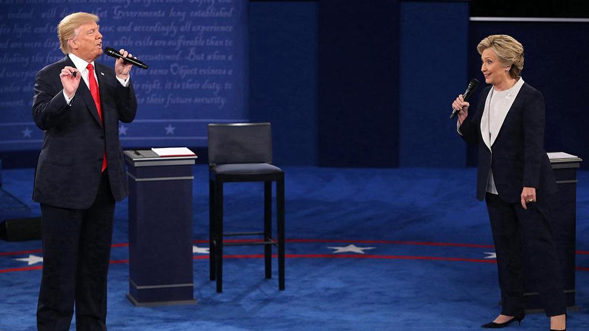 En esta imagen de archivo de los debates de 2016, Donald Trump y Hillary Clinton en el escenario durante el segundo debate entre los candidatos presidenciales republicano y demócrata el 9 de octubre de 2016 en la Universidad de Washington en St. Louis. (Christian Gooden/St. Louis Post-Dispatch/TNS)