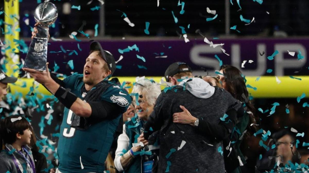 El quarterback de los Eagles de Filadelfia, Nick Foles, muestra el trofeo después de que ese equipo ganó el Super Bowl LII el 4 de febrero de 2018, en Minneapolis, Minnesota.