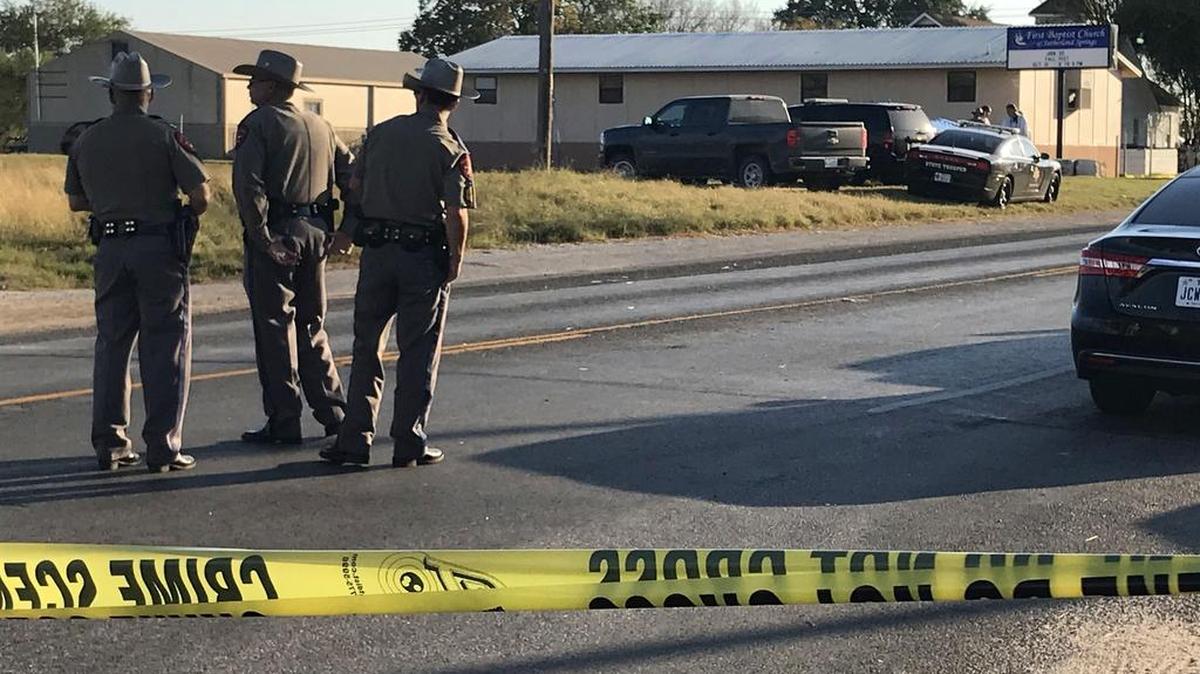 La policía bloquea una carretera en Sutherland Springs, Texas, el 5 de noviembre de 2017, después de un tiroteo masivo en una Iglesia.