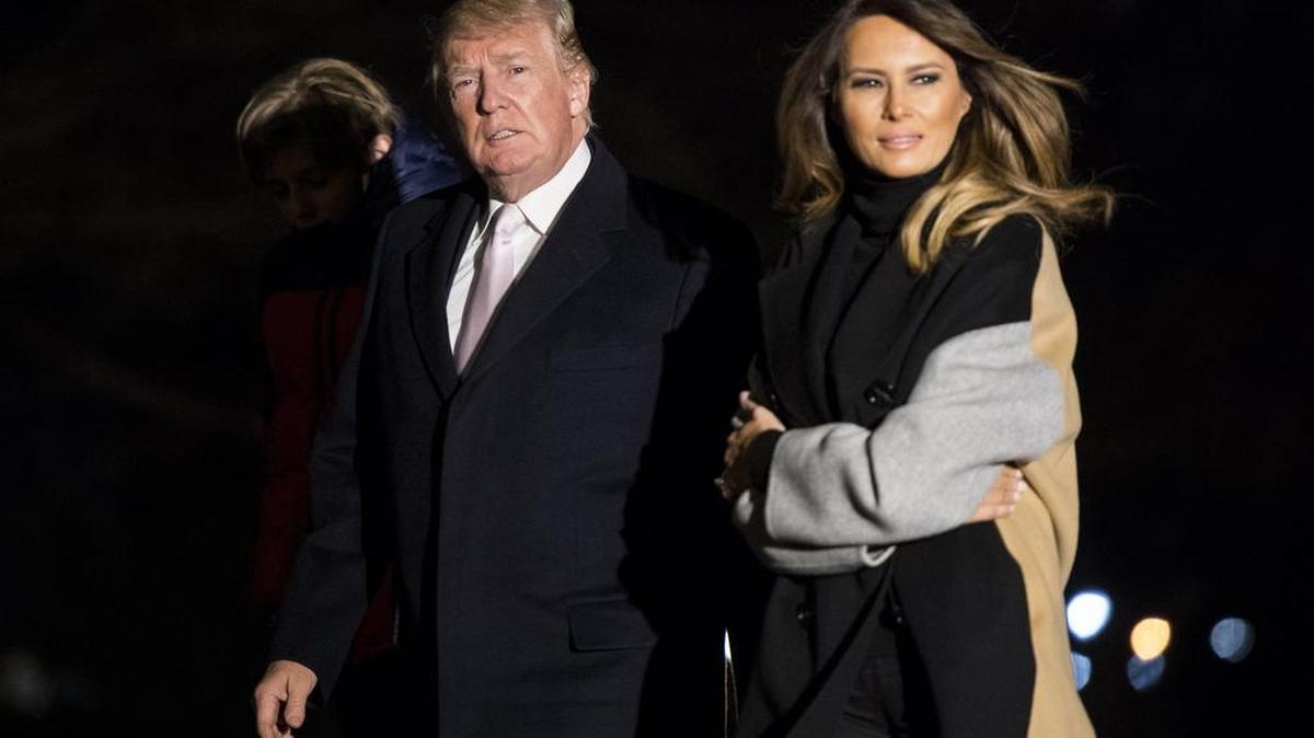 El presidente estadounidense, Donald J. Trump, y la primera dama, Melania Trump, llegan a la Casa Blanca después de un viaje de fin de semana a Mar-a-Lago, en el jardín sur de la Casa Blanca en Washington, DC , EE. UU., El 15 de enero de 2018.