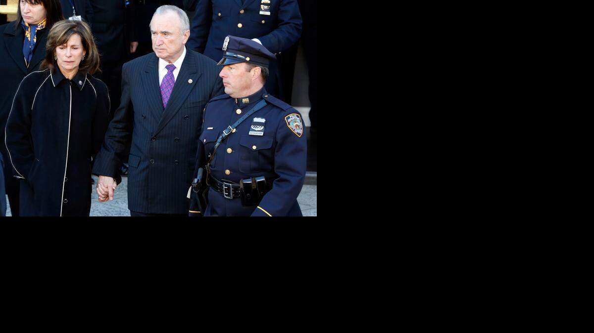 
El comisionado de policía de Nueva York pidió el domingo “mucha menos retórica y mucho más diálogo” para aliviar las tensiones 
