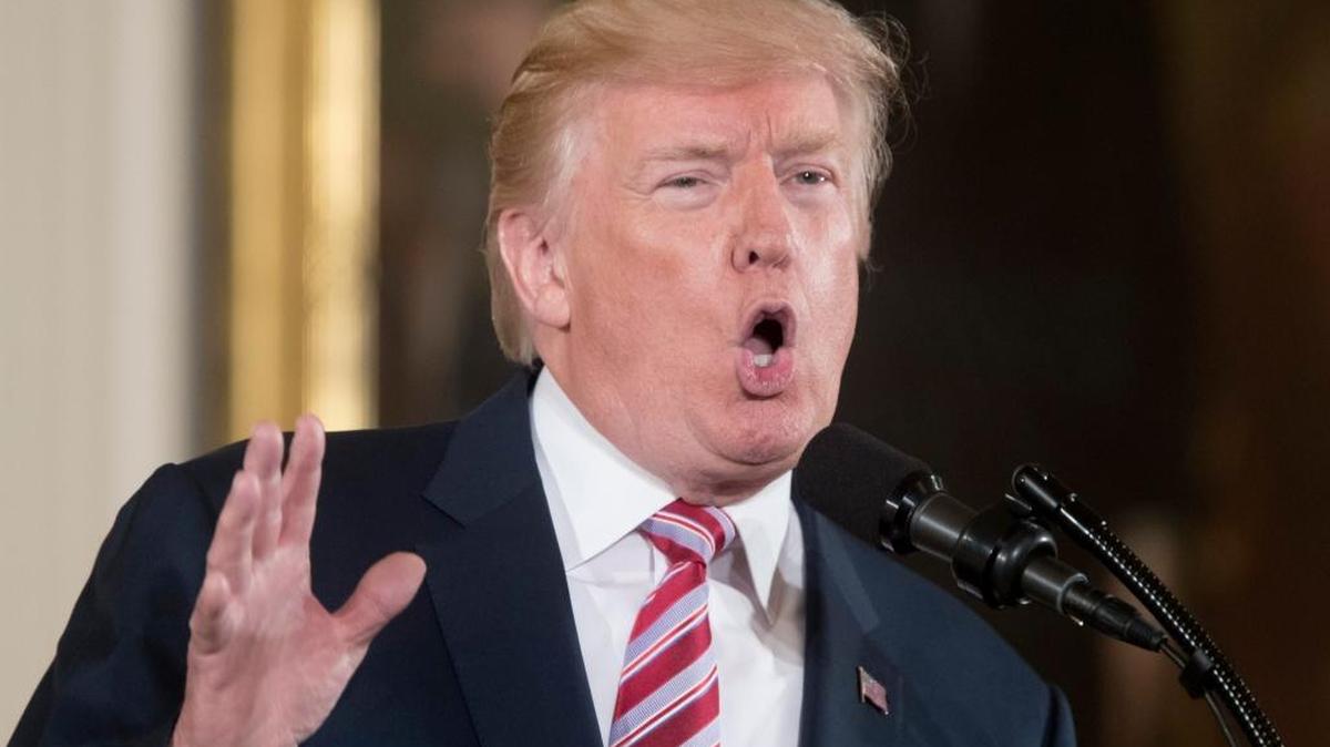 El presidente de Estados Unidos, Donald Trump, comparece ante los medios antes de firmar un memorando para transmitir algunas ideas sobre una posible reforma del tráfico aéreo al Congreso en el ala Este de la Casa Blanca, Washington (Estados Unidos) el 5 de junio del 2017.