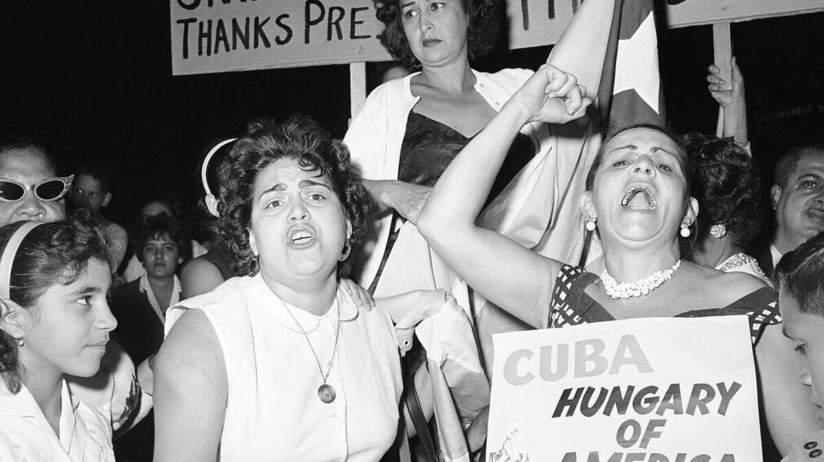 Cubanas parte de una manifestación de miles de personas reunidas frente a Bayfront Park en abril de 1961 para protestar contra Castro.