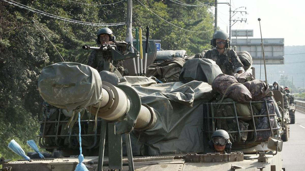 Soldados surcoreanos se movilizan en vehículos blindados de artillería para un ejercicio militar el lunes en Paju, Corea del Sur, cerca de la frontera con Corea del Norte.