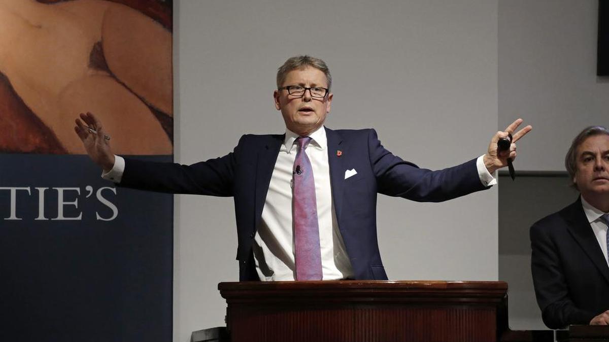 El subastador Jussi Pylkkanen durante una subasta en Christie’s, parte de una temporada otoñal de subastas de $20,000 millones en Nueva York.