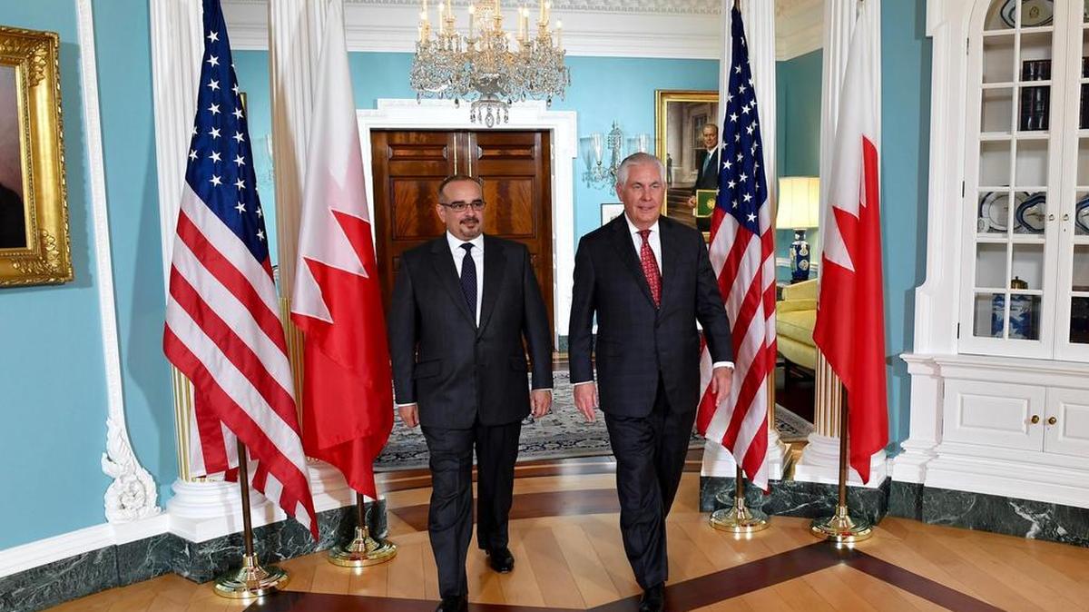 El secretario de Estado, Rex Tillerson, derecha, y el príncipe heredero de Bahréin, Salman bin Hamad Al Khalifa, durante una reunión, en el Departamento de Estado, en Washington D.C.