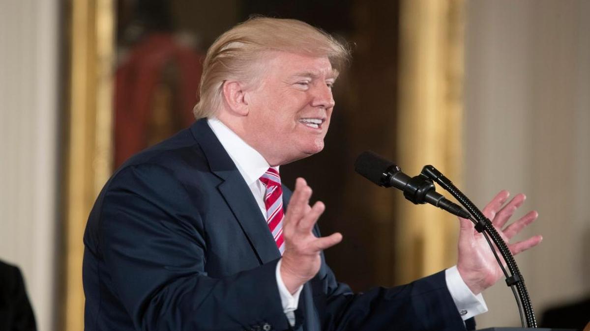 El presidente de Estados Unidos, Donald Trump, comparece ante los medios antes de firmar un memorando para transmitir algunas ideas sobre una posible reforma del tráfico aéreo al Congreso en el ala Este de la Casa Blanca, Washington (Estados Unidos) el lunes 5 de junio del 2017.