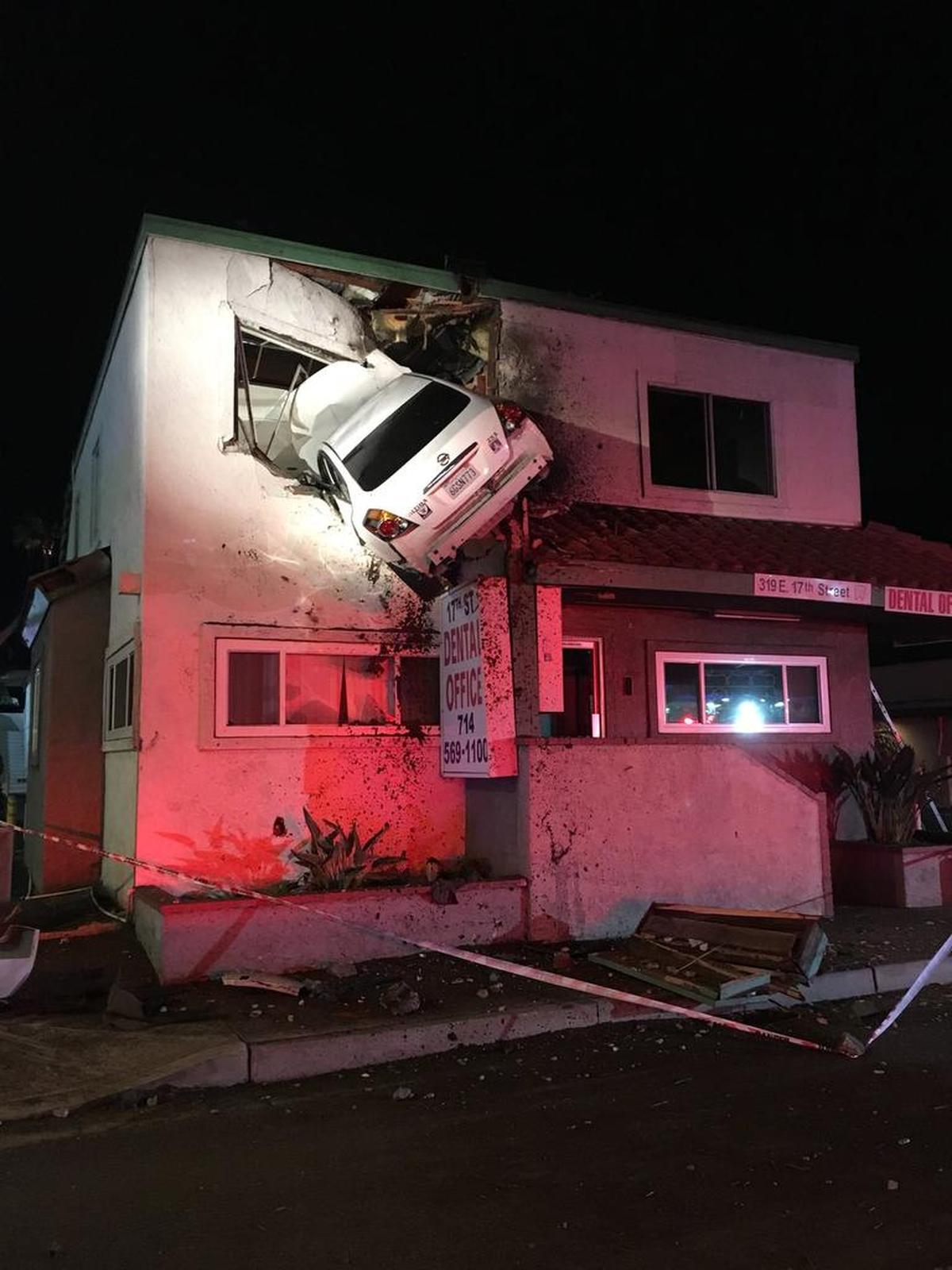 Fotografía publicada en Twitter del vehículo Nissan Altima tras haber chocado con un edificio en la ciudad de Santa Ana, California.
