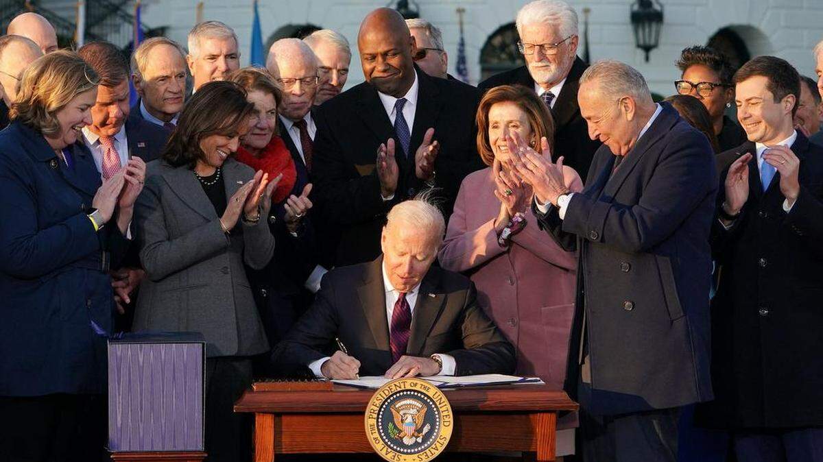 El presidente de los Estados Unidos, Joe Biden, participa en una ceremonia de firma de HR 3684, la Ley de Empleo e Inversión en Infraestructura en el Jardín Sur de la Casa Blanca en Washington, DC el 15 de noviembre de 2021.