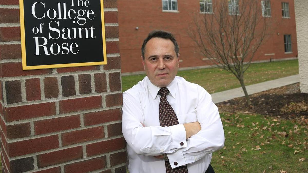 Bruce Roter, fundador y presidente del Museo de la corrupción política, posa en el College of Saint Rose en Albany, Nueva York. Roter imagina un museo que no solo detallará los muchos escándalos políticos sino que también ofrecerá algunas posibles soluciones a la corrupción.