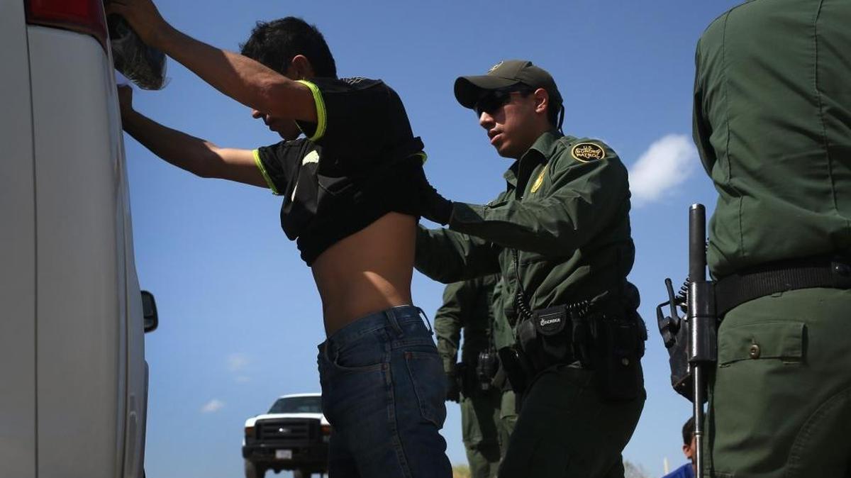 Imagen de archivo de un inmigrante detenido en la frontera entre Estados Unidos y México el 7 de agosto del 2015.
