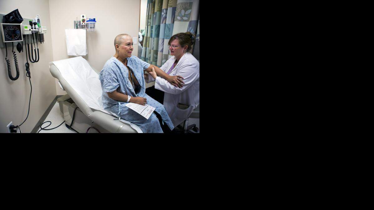
Lourdes Suggs, una paciente de cáncer de seno, recibe un tratamiento en un hospital de Houston en agosto del 2014.


