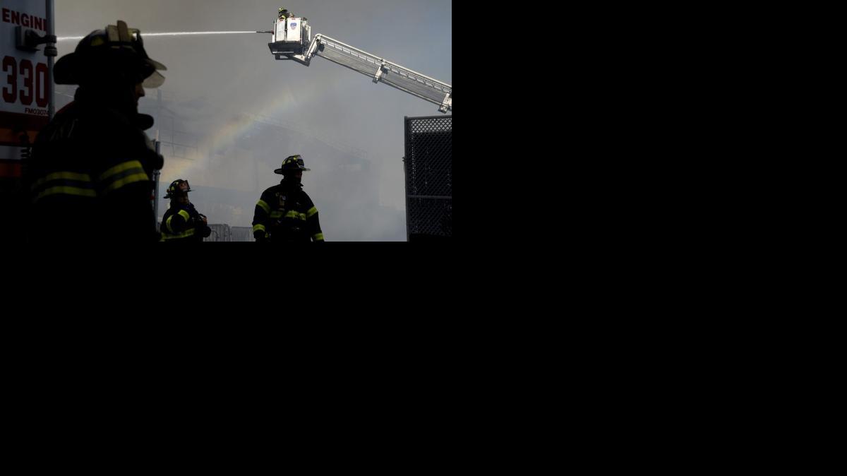 
Segun el jefe de bomberos de Nueva York, James Leonard, las tareas para extinguir el incendio en Brooklyn se prolongarán durante dos o tres semanas.
