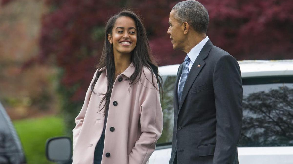 Fotografía de archivo del 7 de abril de 2016 donde se ve al presidente de EEUU Barack Obama (d) junto con su hija Malia (i) en la Casa Blanca en Washington (Estados Unidos).