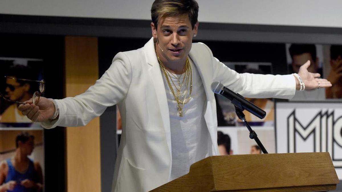 El editor ultraderechista Milo Yiannopoulos da un discurso en la Universidad de Colorado en Boulder, el 25 de enero de 2017.