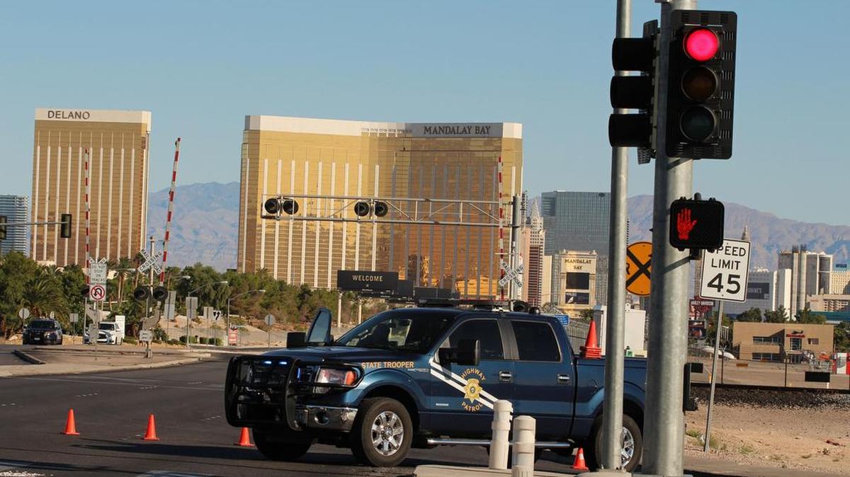 La policía de Las Vegas acordona las inmediaciones de Las Vegas Strip, zona de hoteles, casinos y resorts más grandes del mundo, el lunes 2 de octubre de 2017, en Las Vegas (EE.UU.).