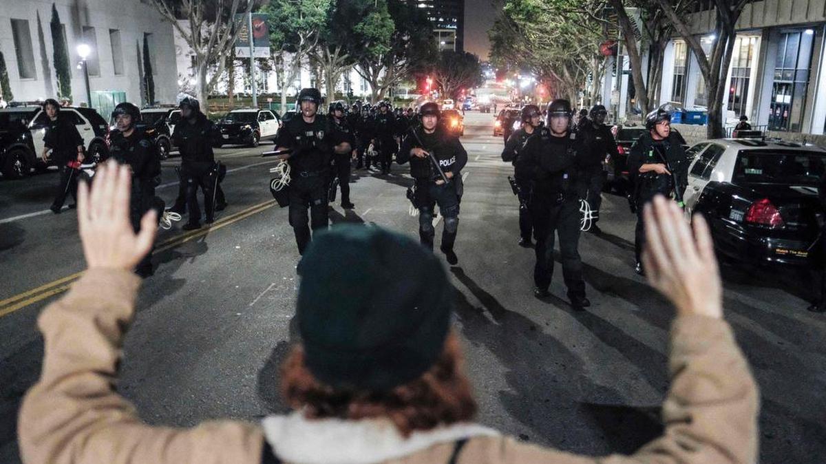 Policías arrestan a un hombre frente al Ayuntamiento de Los Ángeles, durante las protestas que tuvieron lugar en la ciudad californiana el 13 de noviembre por la elección de Donald Trump a la presidencia.
