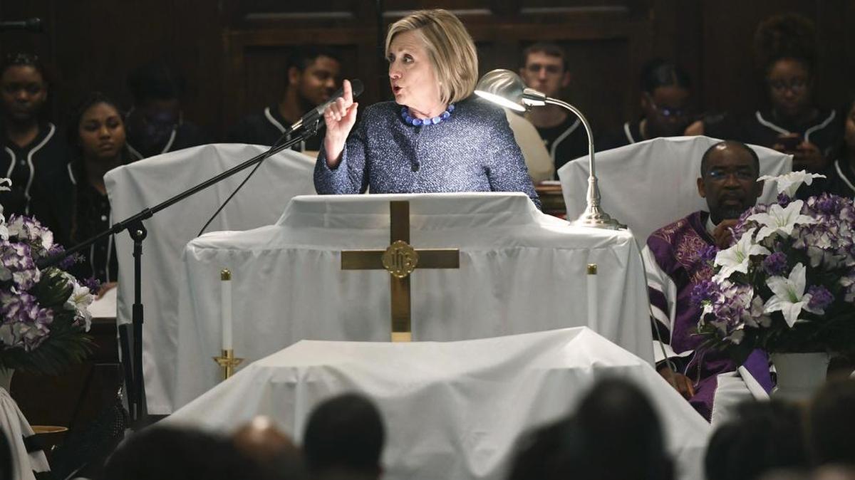La ex Secretaria de Estado Hillary Clinton habla durante un servicio conmemorativo que conmemora el aniversario del "Domingo Sangriento" en la Iglesia AME de la Capilla Brown en Selma, Alabama, el 3 de marzo de 2019.