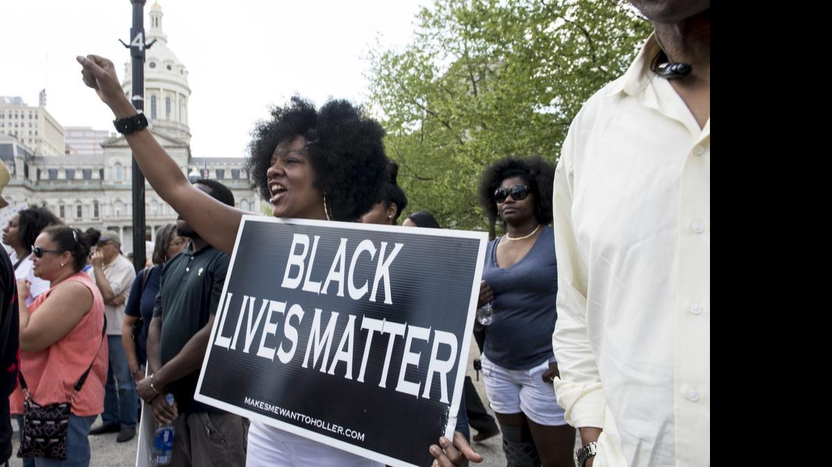 
Las autoridades de Baltimore ordenaron este domingo el retiro de la Guardia Nacional y la suspensión inmediata del toque de queda declarado en la ciudad durante violentos disturbios.


