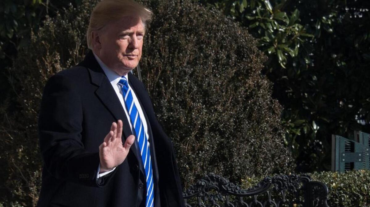 El presidente de EEUU, Donald Trump, saluda a la prensa en la Casa Blanca en Washington, DC, el 16 de diciembre de 2017, antes de partir hacia el retiro presidencial de Camp David en Maryland.
