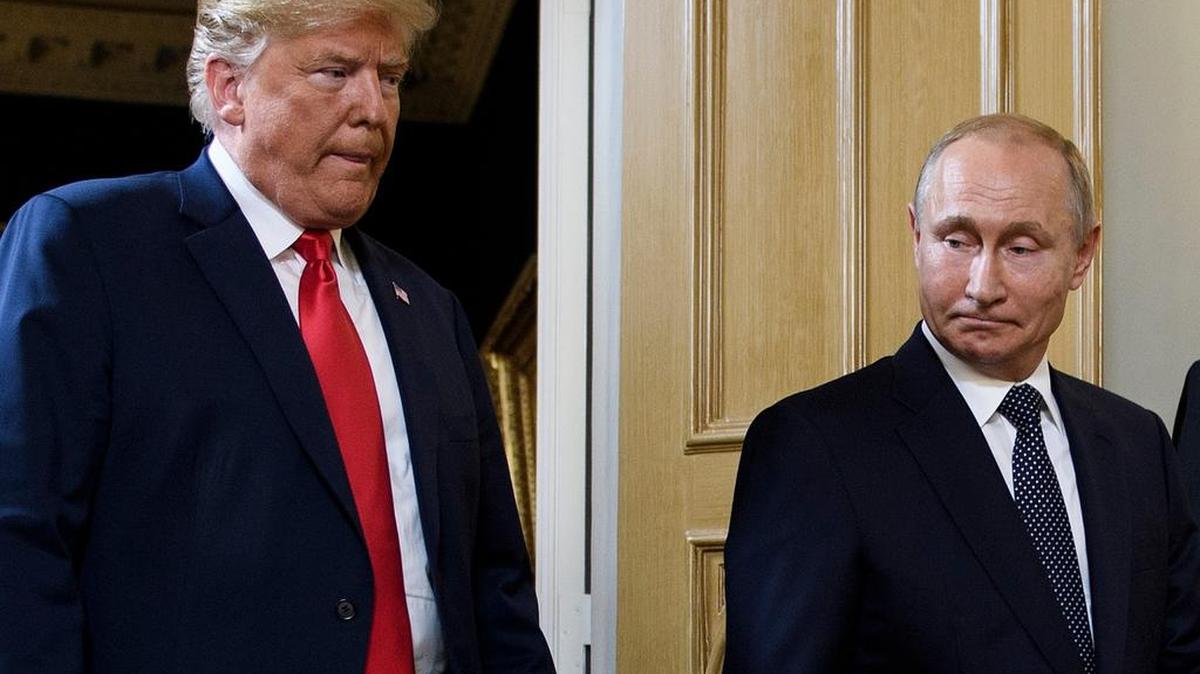 En esta foto de archivo tomada el 16 de julio de 2018, el presidente de los Estados Unidos, Donald Trump  y el presidente ruso, Vladimir Putin, arriban a una reunión en Helsinki.