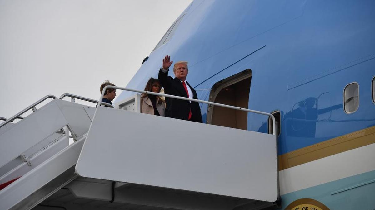 El presidente estadounidense, Donald Trump, aborda Air Force One en West Palm Beach, Florida, con la primera dama Melania Trump y su hijo Barron Trump en camino a Washington, DC el 1 de enero de 2018.