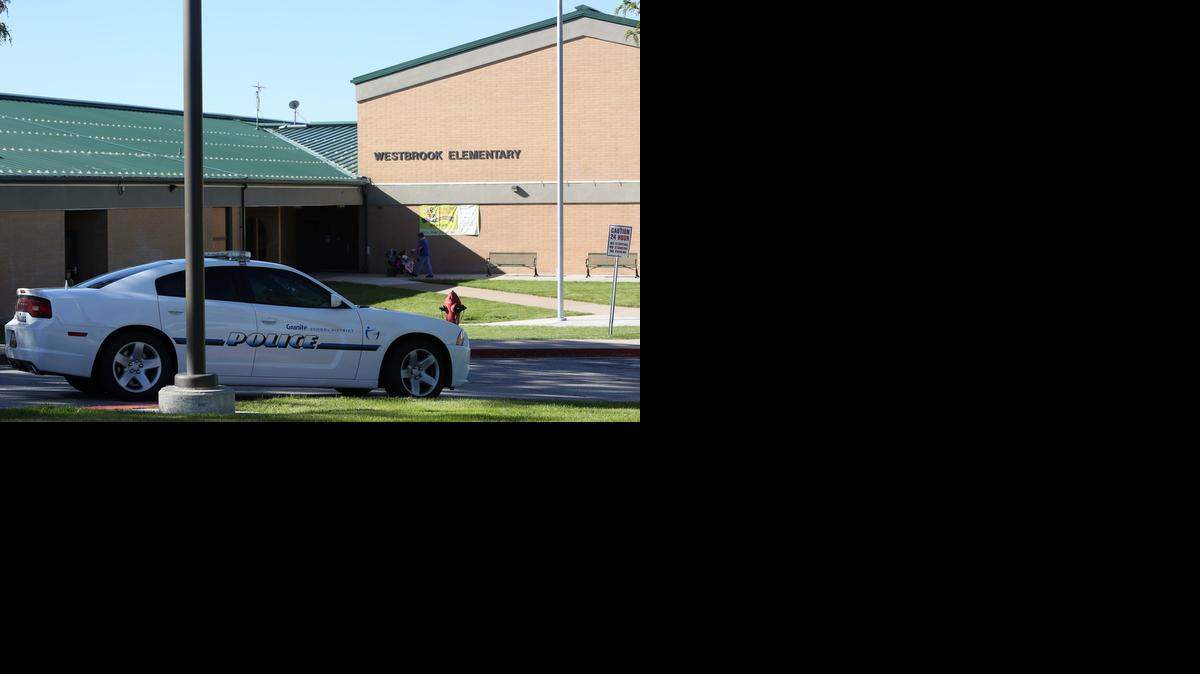 <cutline_leadin>Un coche</cutline_leadin> de la policía estacionado frente a la Escuela Primaria Westbrook en Taylorsville, Utah, el jueves.