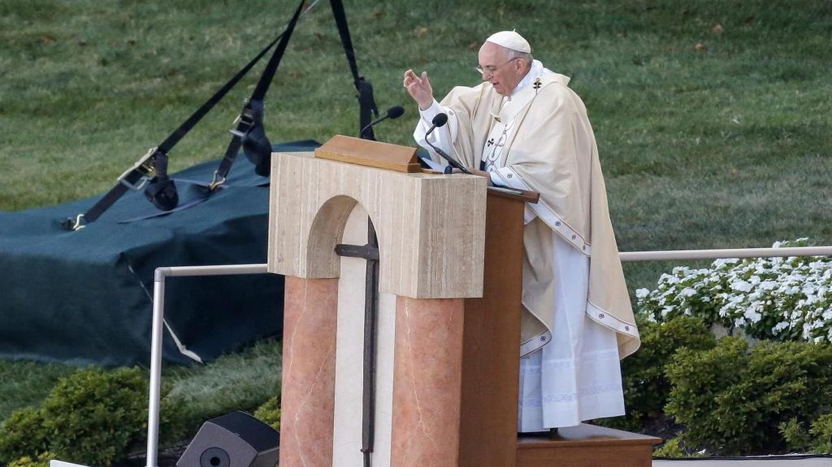 
El papa Francisco preside la misa de canonización del fraile español Junípero Serra hoy, miércoles 23 de septiembre de 2015, en la Basílica del Santuario Nacional de la Inmaculada Concepción en Washington (EE.UU.). El papa Francisco proclamó hoy nuevo santo de la Iglesia católica al franciscano español Junípero Serra, fraile del siglo XVIII, fundador de las primeras misiones de California, en una ceremonia en Washington. El pontífice pronunció en latín la fórmula de canonización y pidió que sea incluido en los libros de los santos de la Iglesia católica al comienzo de un acto en el Santuario nacional de la Inmaculada Concepción de la capital estadounidense. El acto formal comenzó con la petición al papa por parte del cardenal estadounidense Donald William Wuerl para que el pontífice proclamara la santidad de Junípero Serra, beatificado por Juan Pablo II el 28 de septiembre de 1988. 
