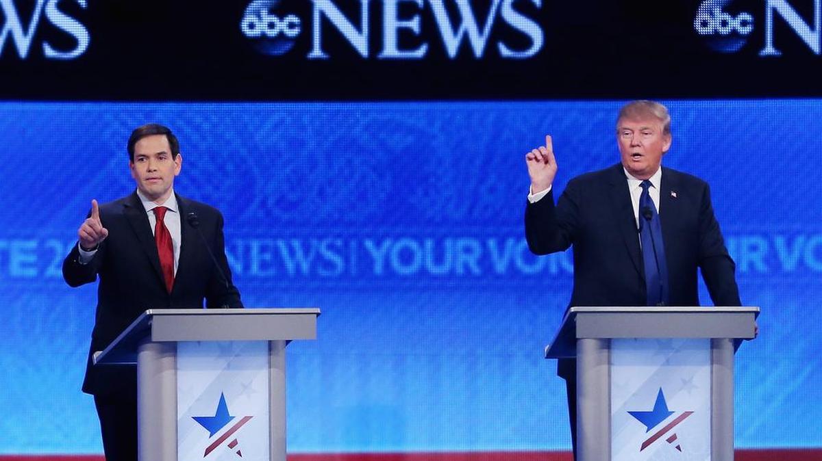 Los candidatos republicanos Marco Rubio, izquierda, y Donald Trump, durante un momento del debate del sábado en Manchester, New Hampshire.