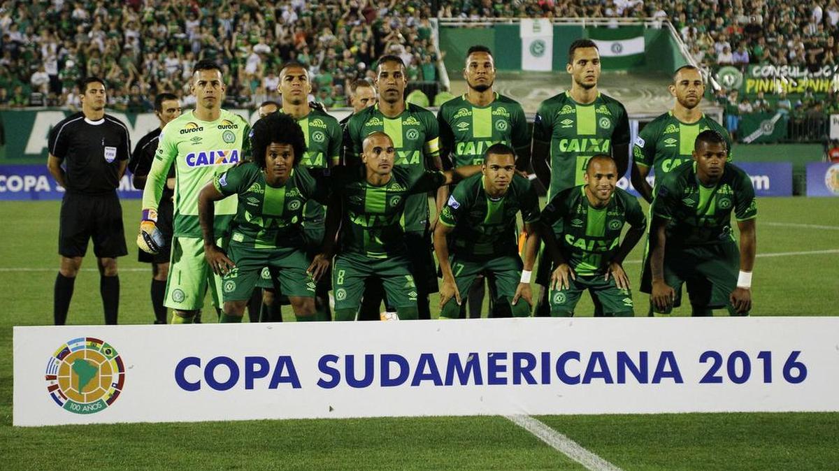 Fotografía del 23 de noviembre de 2016, de jugadores del Chapecoense quienes posan al inicio del partido de vuelta por las semifinales de la Copa Sudamericana, en la Arena Condá de Chapecó (Brasil).