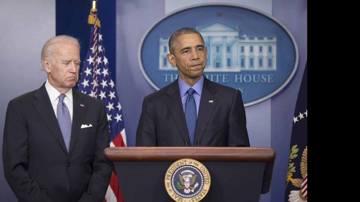 
 El presidente estadounidense, Barack Obama (d), se dirige a los medios acompañado del vicepresidente de EEUU, Joe Biden (i), en la sala de prensa de la Casa Blanca, Washington, Estados Unidos, hoy, jueves 18 de junio de 2015. 
