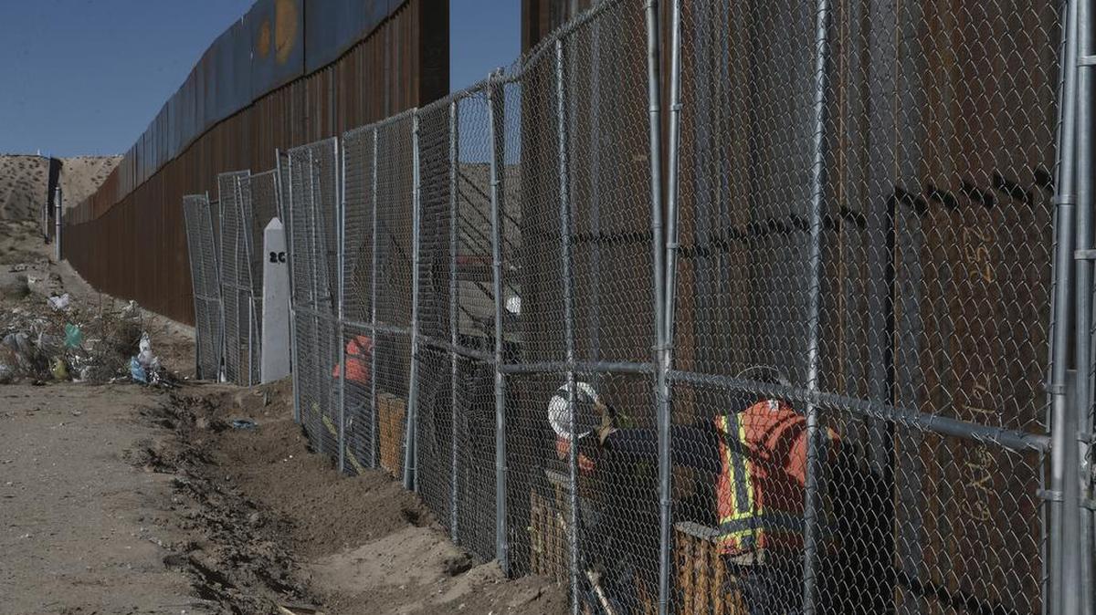 Foto de archivo del 25 de enero de 2017. Trabajadores levantan una valla en la frontera entre México y Estados Unidos que separa las ciudades de Anapra, México y Sunland Park, en Nuevo México.