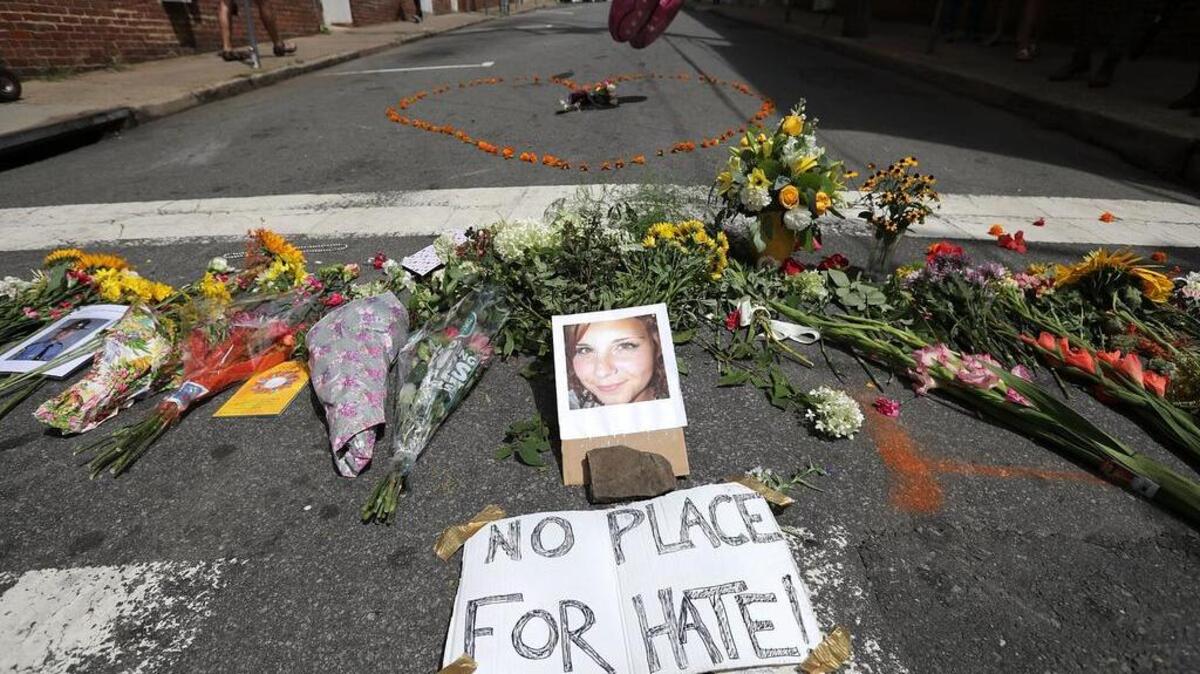 Flores rodean una foto de Heather Heyer, de 32 años, quien murió cuando un automóvil se lanzó contra una multitud de personas que protestaban contra la supremacía blanca el 13 de agosto de 2017 en Charlottesville, Virginia.