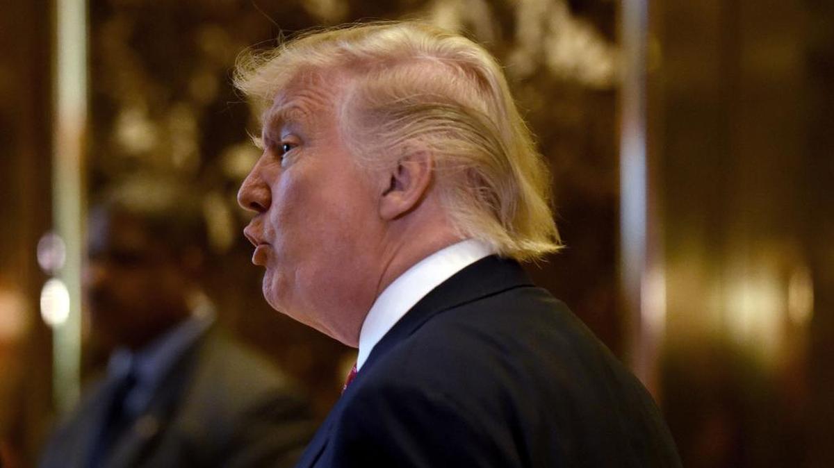 El presidente electo Donald Trump habla con los medios de comunicación en Trump Tower el 9 de enero de 2017 en Nueva York.