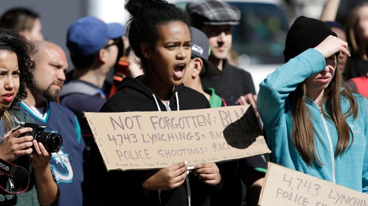 Esta foto de archivo tomada el 15 de abril de 2017 muestra a gente mientras llevan carteles y marchan en una protesta de Black Lives Matter (Las vidas de los negros importan) en Seattle, Washington.