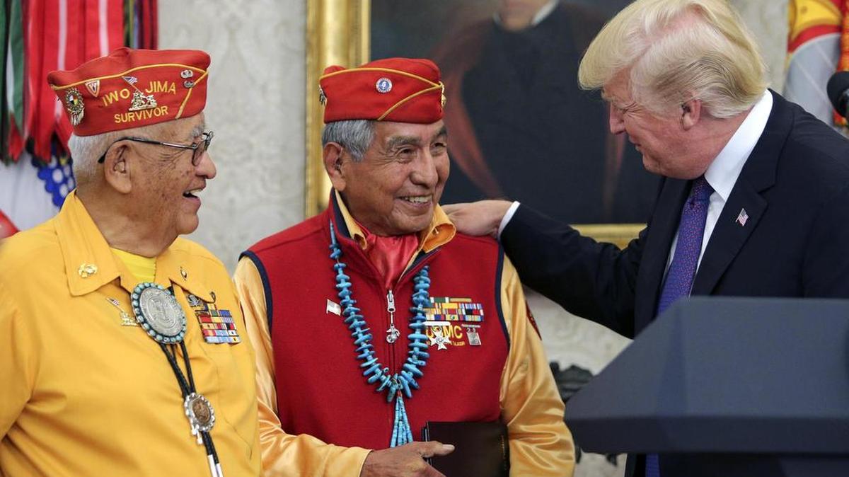 El presidente de Estados Unidos, Donald J. Trump (d), saluda miembros de los locutores de claves nativos americanos durante un evento el lunes 27 de noviembre de 2017, en el Despacho Oval de la Casa Blanca en Washington, DC (EEUU).